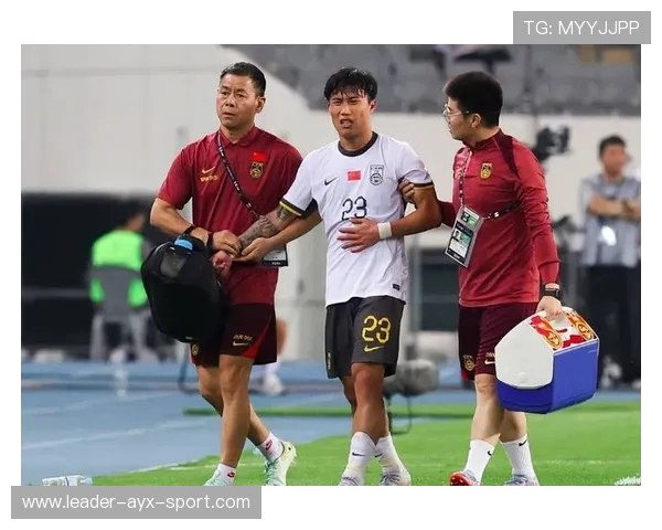 直接爆了！足球报：U17国少球员遭遇网络暴力，赛前部分主力因故被放弃，场面多少有点离谱